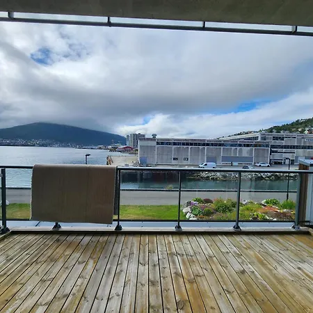 The Arctic Edge - Modern Seaside With Host In