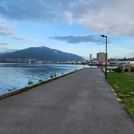 The Arctic Edge - Modern Seaside With Host In ホームステイ *
